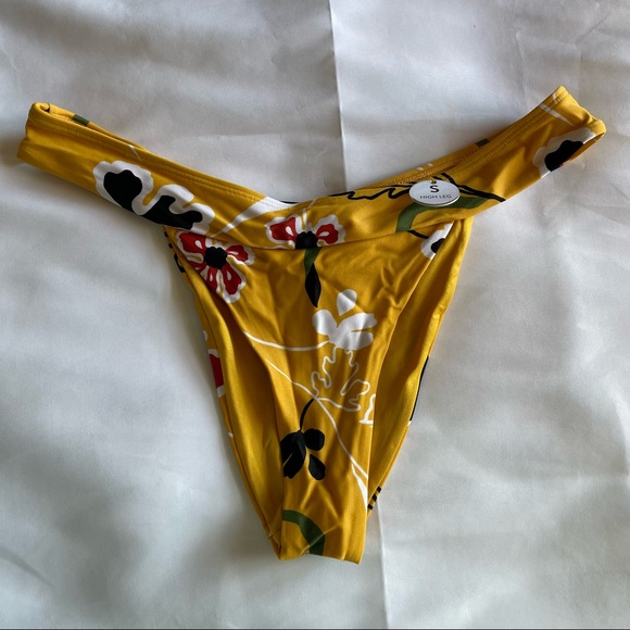 Yellow Tropical Pattern Matching Bikini Set - Picture 12 of 16